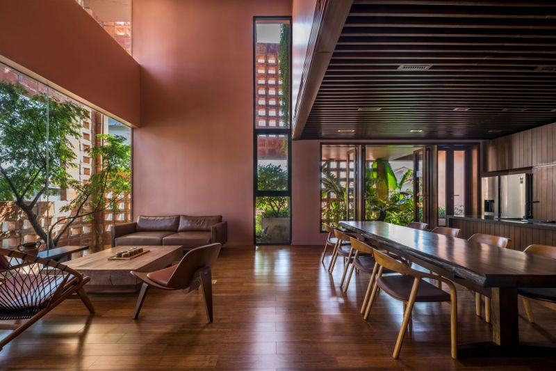 直射日光はレンガのファザードと木々の緑が遮ってくれるので大きなガラス窓を使用しても部屋は暑くならない　ⓒ DeZeen